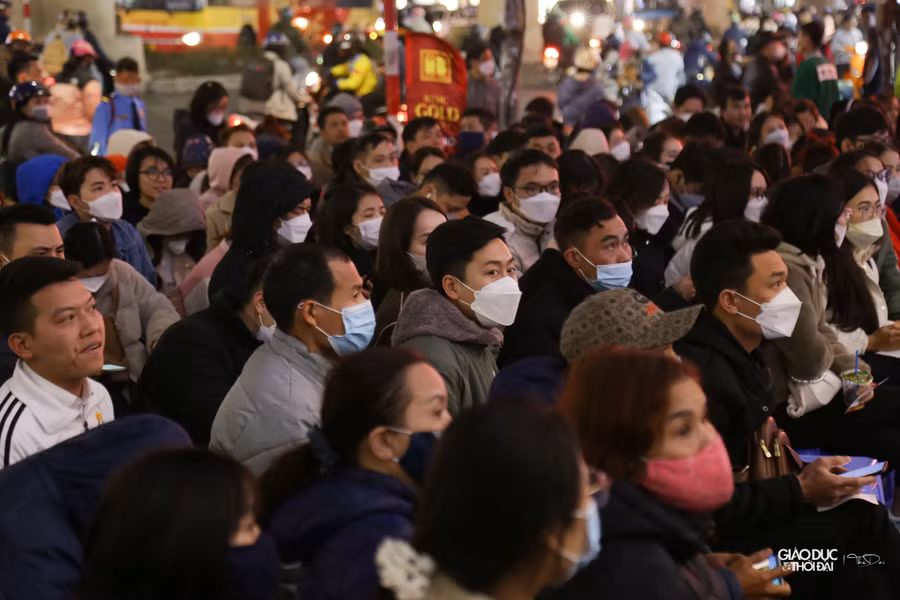 Không khí nhộn nhịp của ngày vía Thần Tài (10 tháng Giêng) đã diễn ra suốt cả ngày, cho tới tận khuya.