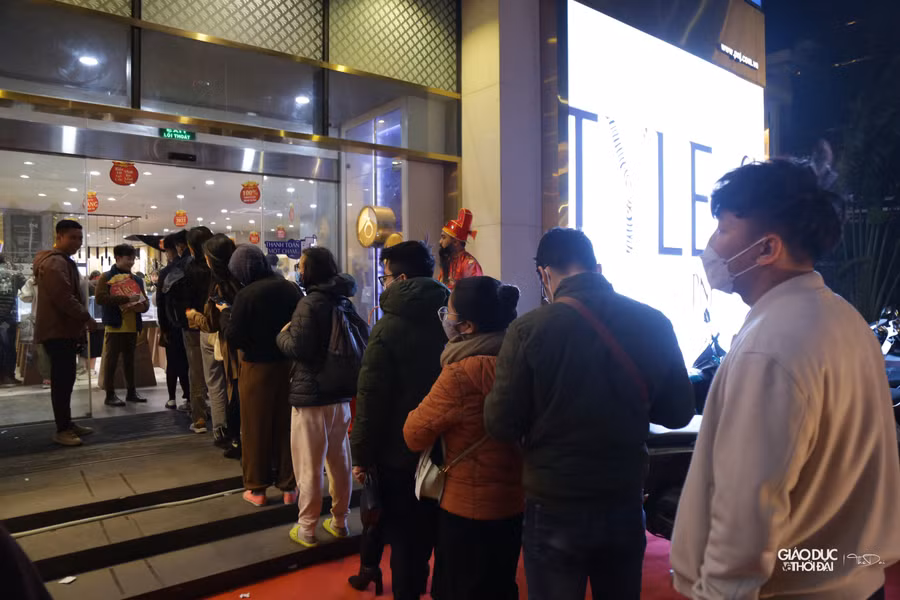 Hiện một số mặt hàng vàng Thần Tài đã cháy hàng, trong khi lượng khách đến mua vàng đêm khuya vẫn quá đông.