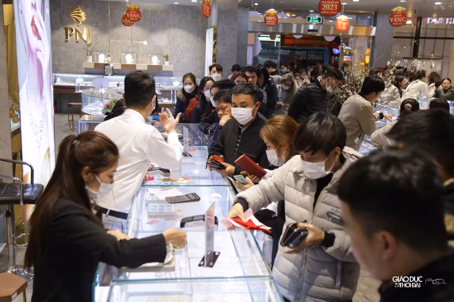 Tại 1 cửa hàng vàng bạc khác trên phố Cầu Giấy lượng khách đến tìm mua vàng vào tối cũng rất đông.