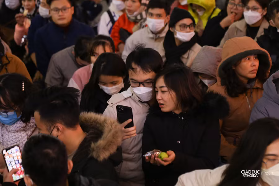 Vào thời điểm buổi tối, nhiệt độ ngoài trời xuống thấp, nhưng nhiều người dân vẫn xếp hàng đợi đến lượt vào mua vàng trong ngày hôm nay.