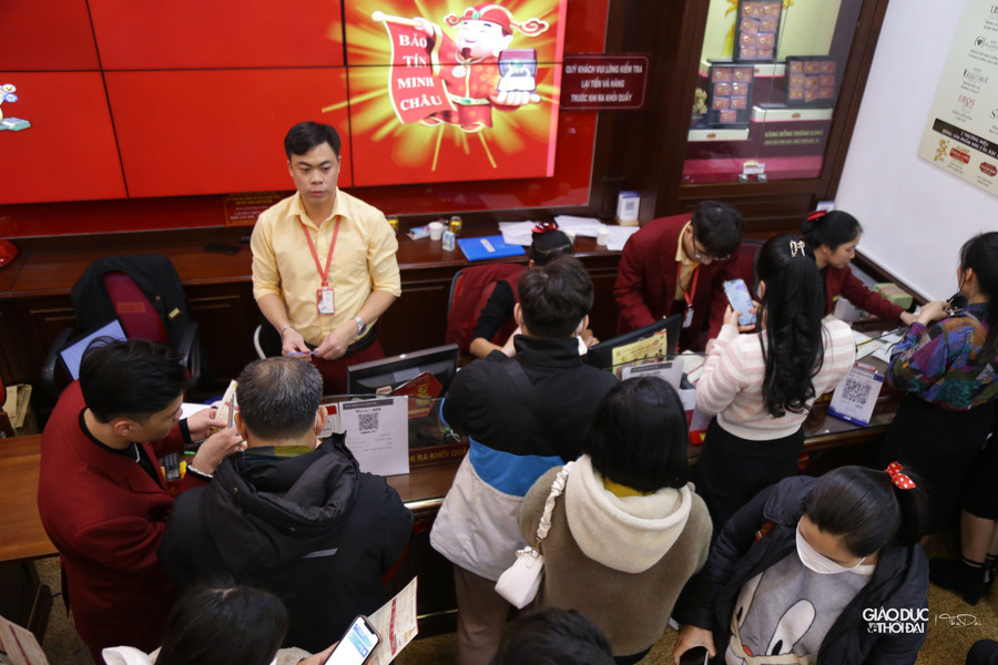 Để phục vụ cho khách hàng trong ngày vía Thần Tài các cửa hàng vàng tại Hà Nội đã phải hoạt động hết công suất từ 6h30 đến đêm khuya. Để phục vụ cho khách hàng trong ngày vía Thần Tài các cửa hàng vàng tại Hà Nội đã phải hoạt động hết công suất từ 6h30 đến đêm khuya.