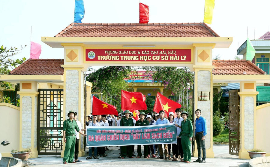 Học sinh Trường THCS Hải Lý trong một cuộc ra quân làm sạch môi trường biển Học sinh Trường THCS Hải Lý trong một cuộc ra quân làm sạch môi trường biển