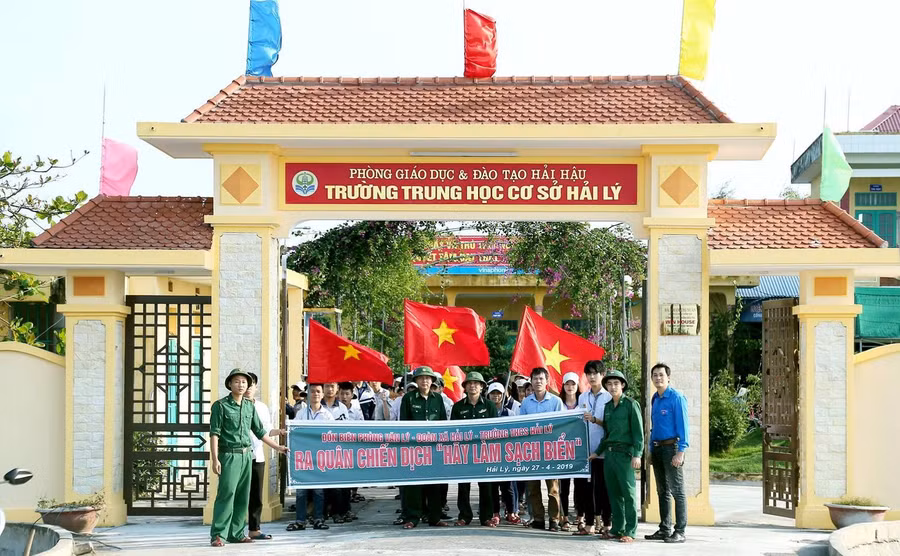 Học sinh Trường THCS Hải Lý trong một cuộc ra quân làm sạch môi trường biển