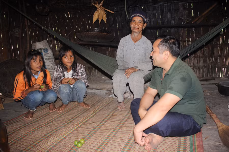 Giáo viên đến tận nhà tuyên truyền, vận động học sinh ra lớp khi dịch Covid-19 chưa bùng phát.