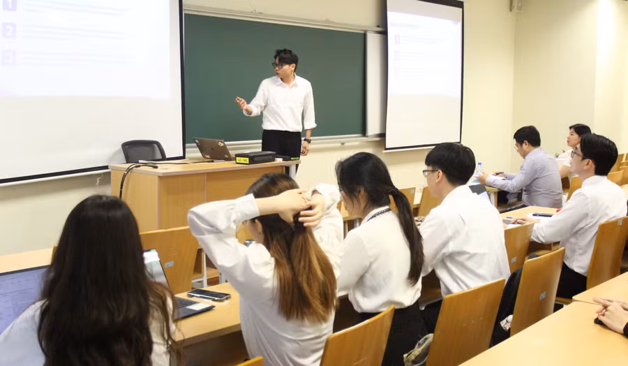 Sinh viên tự tin bảo vệ chuyên đề thực tập của mình trước thầy, cô giáo và các bạn.