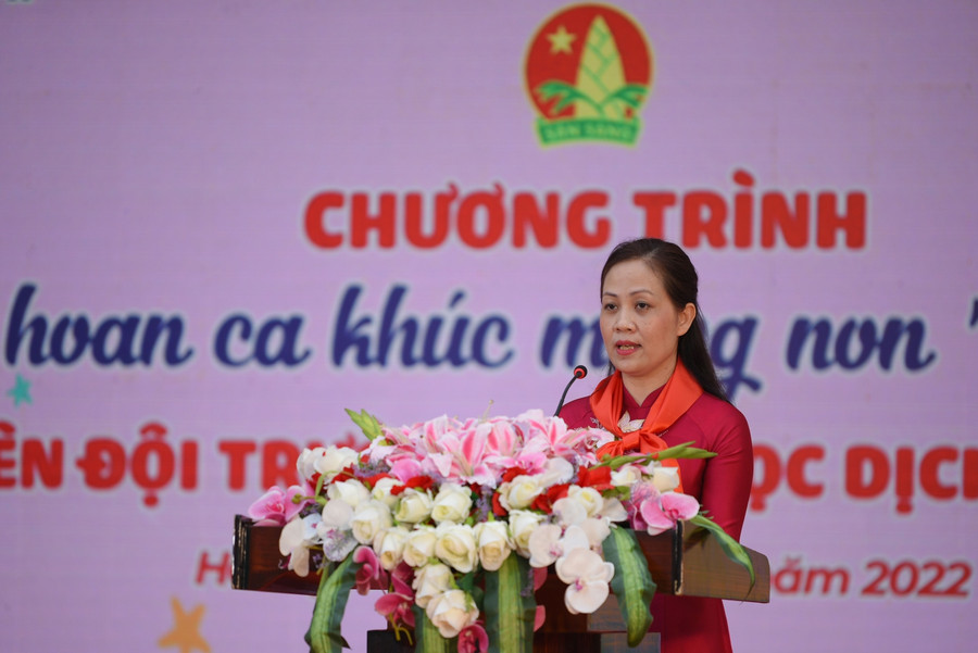 Cô Ngô Thị Bích Thủy - Hiệu trưởng trường Tiểu học Dịch Vọng A phát biểu tại chương trình.