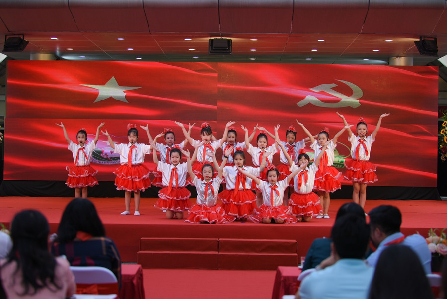 Sau mỗi câu hỏi, Ban Tổ chức cuộc thi chọn ra 10 thí sinh có câu trả lời đúng và dự đoán tổng số thí sinh trả lời đúng gần nhất với kết quả tổng hợp của Ban Tổ chức.