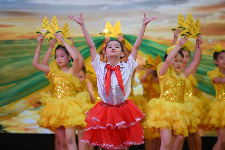 Liên hoan được tổ chức thông qua 2 vòng thi. Vòng sơ khảo, diễn ra từ ngày 26/3 - 13/4 với 9 câu hỏi được đăng tải trên trang fanpage của trường TH Dịch Vọng A.