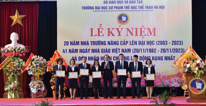 Khen thưởng các thầy cô giáo có nhiều đóng góp trong thời gian qua. Khen thưởng các thầy cô giáo có nhiều đóng góp trong thời gian qua.