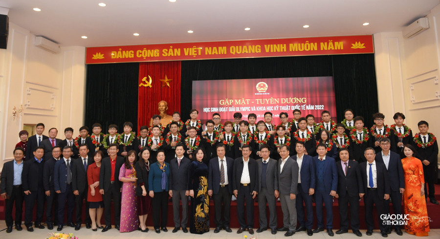 Lãnh đạo Bộ GD&amp;ĐT chụp ảnh với thầy, cô giáo và Đoàn học sinh đoạt giải Olympic, KHKT quốc tế năm 2022.