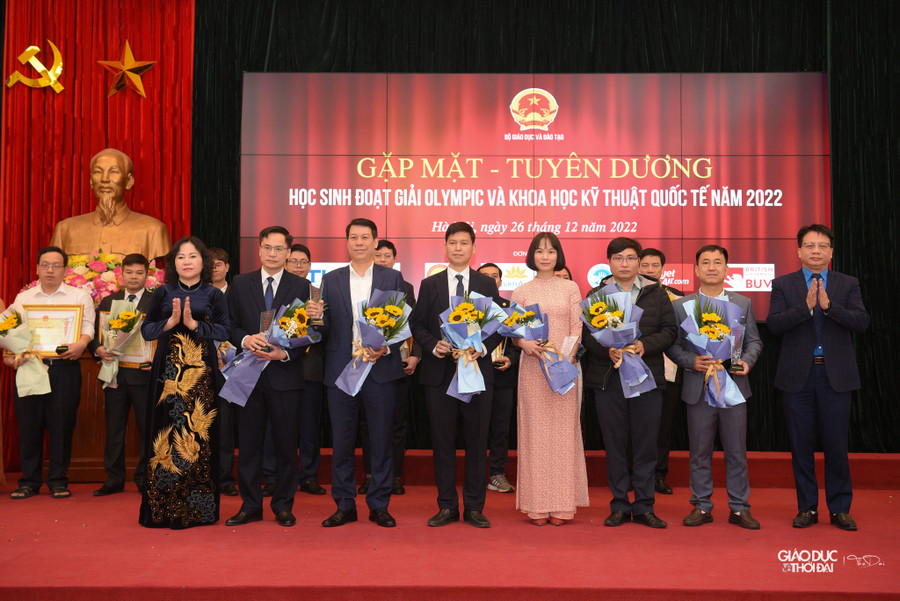 Thứ trưởng Ngô Thị Minh và Chủ tịch Công đoàn Giáo dục Việt Nam (ngoài cùng bên phải) chúc mừng các thầy, cô giáo đã tham gia tập huấn đội tuyển, đưa đội tuyển tham gia Olympic, KHKT quốc tế năm 2022.