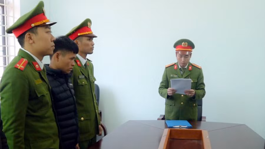 Cơ quan chức năng đọc quyết định khởi tố bị can với Triệu A Ba. Ảnh: Công an Quảng Ninh