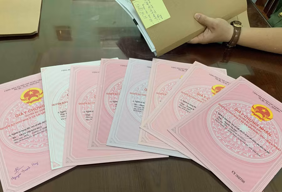 Những sổ đỏ giả bị cơ quan công an thu giữ.