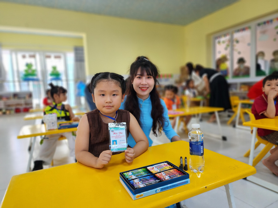 Thí sinh và giáo viên trước giờ dự thi. (Ảnh: TT)