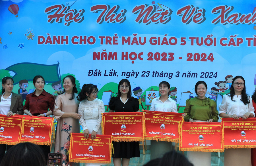 Ban tổ chức trao giải toàn đoàn cho các đơn vị. (Ảnh: TT)