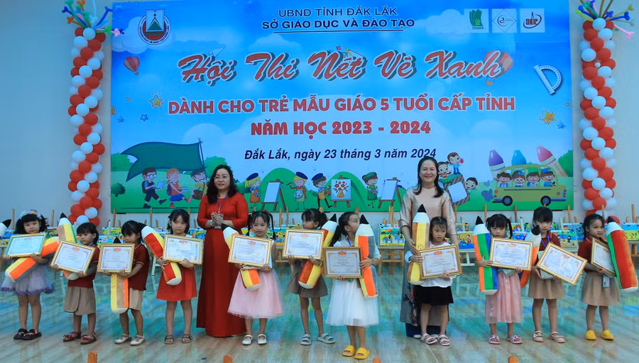 Ban tổ chức trao giải cho các thí sinh có tác phẩm xuất sắc. (Ảnh: TT)