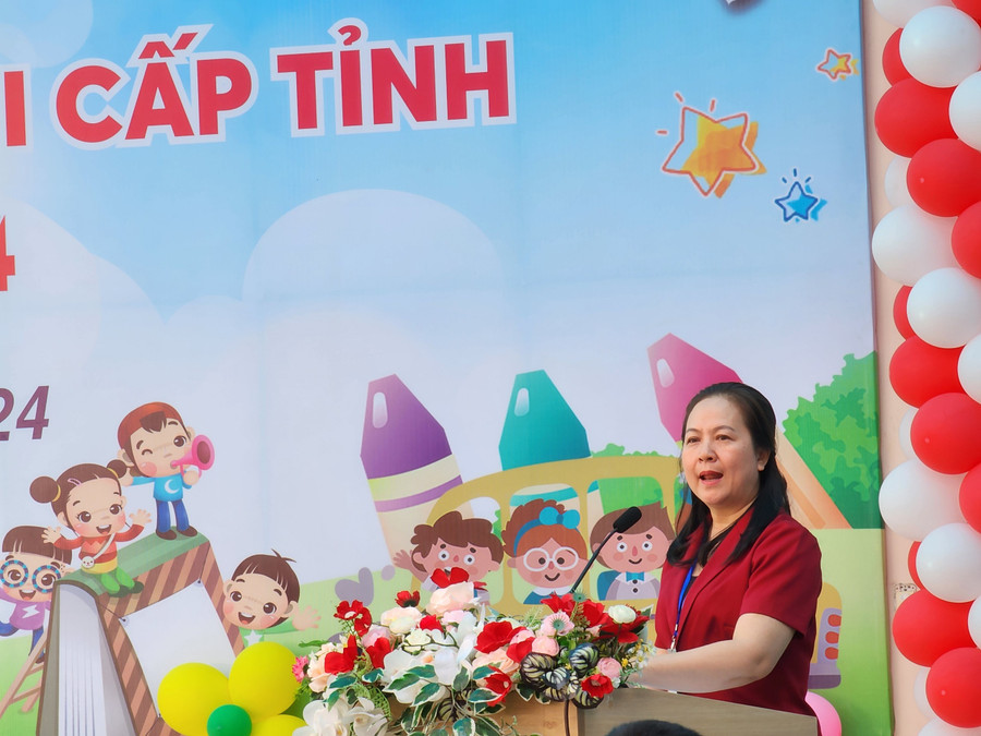 Phó Giám đốc Sở GD&ĐT Đắk Lắk Lê Thị Kim Oanh phát biểu khai mạc Hội thi. (Ảnh: TT)