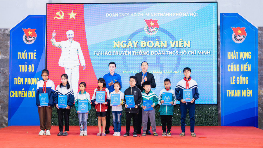 Lãnh đạo Thành đoàn Hà Nội tặng quà cho các em học sinh có hoàn cảnh khó khăn trên địa bàn huyện Thanh Oai.