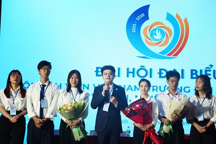 ThS Trần Ngọc Anh phát biểu nhận nhiệm vụ Chủ tịch Hội Sinh viên Việt Nam Trường ĐH Mở Hà Nội. ThS Trần Ngọc Anh phát biểu nhận nhiệm vụ Chủ tịch Hội Sinh viên Việt Nam Trường ĐH Mở Hà Nội.