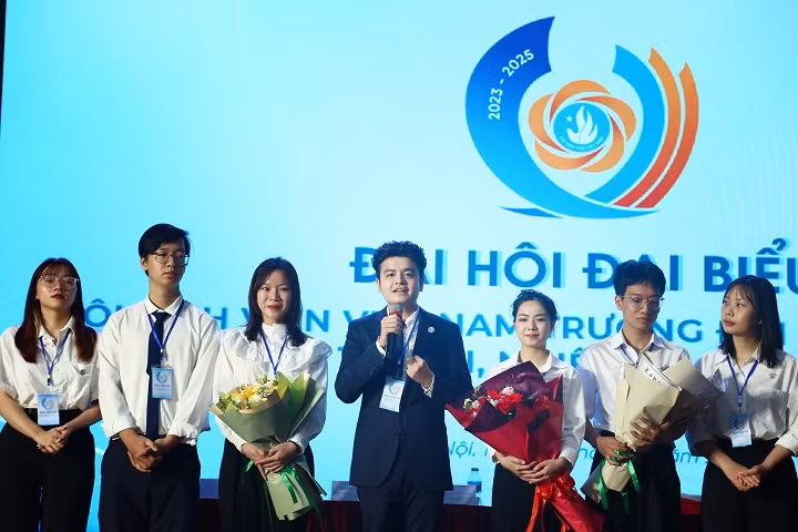 ThS Trần Ngọc Anh phát biểu nhận nhiệm vụ Chủ tịch Hội Sinh viên Việt Nam Trường ĐH Mở Hà Nội.