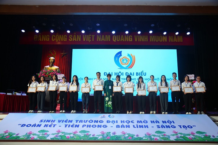 Các tập thể, cá nhân được vinh danh, khen thưởng. Các tập thể, cá nhân được vinh danh, khen thưởng.