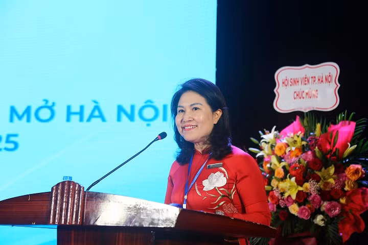 PGS.TS Nguyễn Mai Hương – Bí thư Đảng uỷ, Chủ tịch Hội đồng trường phát biểu tại Đại hội.