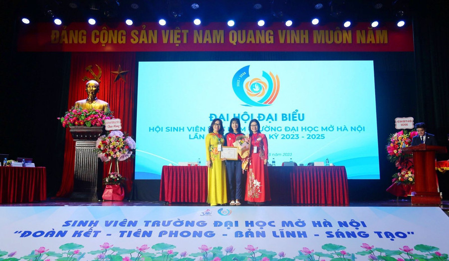 Sinh viên Bùi Thị Ngân - Ngành Công nghệ Thông tin được nhận khen thưởng của Hiệu trưởng Trường ĐH Mở Hà Nội với thành tích đạt 2 Huy chương Bạc tại SEA Games 32. Sinh viên Bùi Thị Ngân - Ngành Công nghệ Thông tin được nhận khen thưởng của Hiệu trưởng Trường ĐH Mở Hà Nội với thành tích đạt 2 Huy chương Bạc tại SEA Games 32.