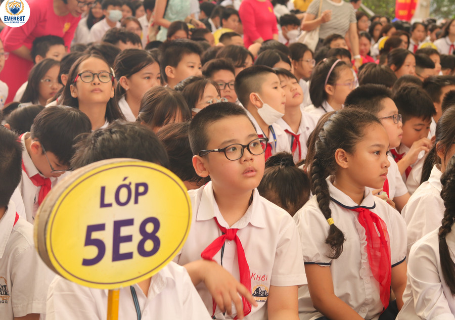 Ngày khai giảng với nhiều bạn và những bỡ ngỡ và niềm vui thầy cô bè bạn chờ đón. Ngày khai giảng với nhiều bạn và những bỡ ngỡ và niềm vui thầy cô bè bạn chờ đón.