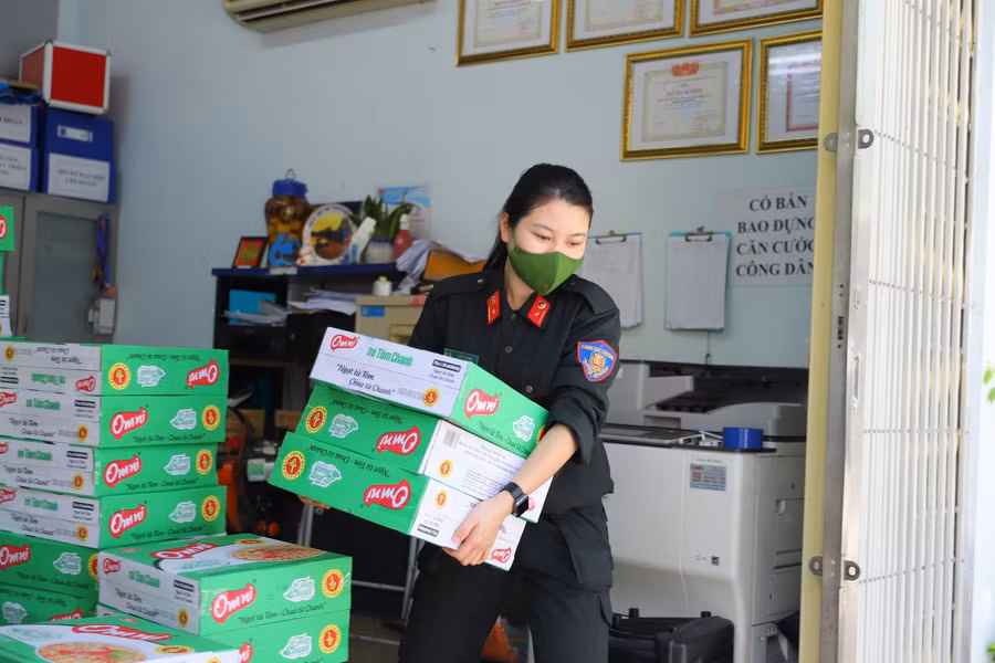 Chiến sỹ Công an Thủ đô cùng màu áo xanh tình nguyện tặng những phần quà là nhu yếu phẩm thiết yếu giúp bà con khu xóm trọ nghèo sau chợ Long Biên - Hà Nội.vơi đi những khó khăn trong trong ngày giãn cách xã hội.