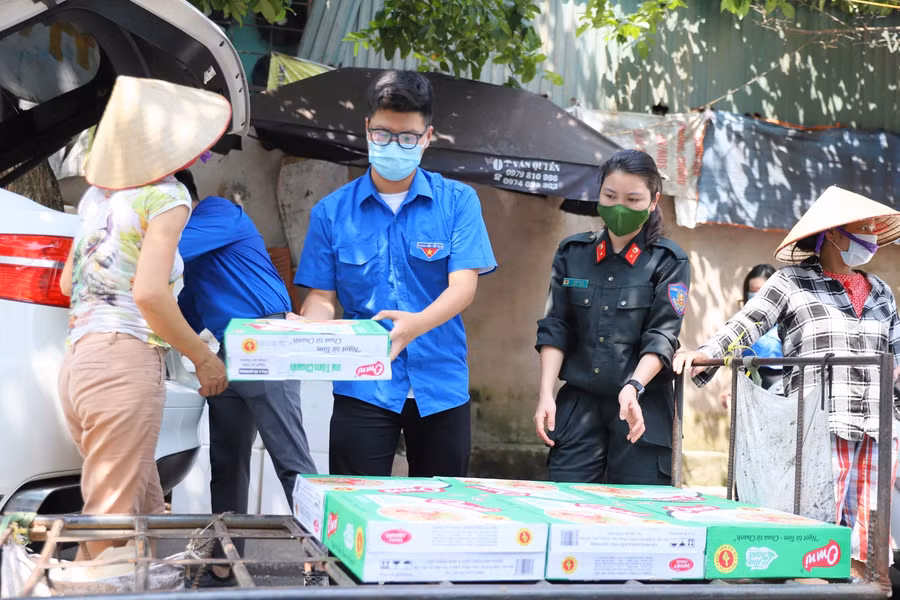 100 suất quà là nhu yếu phẩm thiết yếu gồm 5kg, 1 vỉ trứng, dầu ăn, nước mắm, 1 thùng mỳ tôm đã được chuyển tận tay người dân...