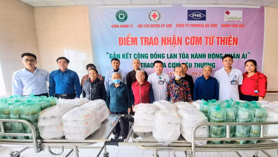 Formosa Hà Tĩnh trao tặng 100 suất cơm cho bệnh nhân nghèo
