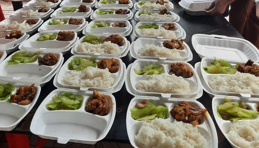 100 suất cơm đầy đủ dinh dưỡng với do cán bộ, nhân viên Formosa phối hợp các nhóm tình nguyện viên nấu tặng. 100 suất cơm đầy đủ dinh dưỡng với do cán bộ, nhân viên Formosa phối hợp các nhóm tình nguyện viên nấu tặng.