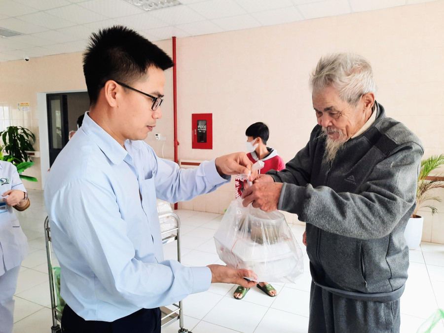 Tặng cơm miễn phí cho bệnh nhân khó khăn là hoạt động thường niên của Formosa Hà Tĩnh. Tặng cơm miễn phí cho bệnh nhân khó khăn là hoạt động thường niên của Formosa Hà Tĩnh.