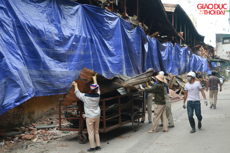 UBND TP Hà Nội khuyến cáo người dân trong vùng phạm vi bán kính cách hàng rào nhà kho cháy đến 500m áp dụng các biện pháp vệ sinh, phòng ngừa phơi nhiễm bảo vệ sức khỏe, tổ chức chế độ theo dõi sức khỏe thường xuyên và định kỳ...