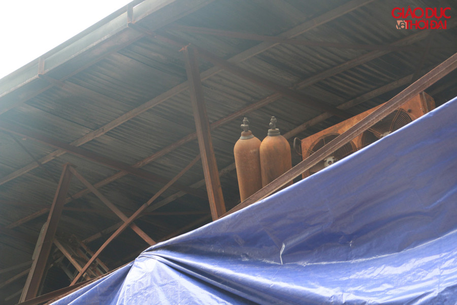 Nhiều bình khí, đồ dùng bằng kim loại biến dạng, hoen rỉ vẫn lộ thiên.