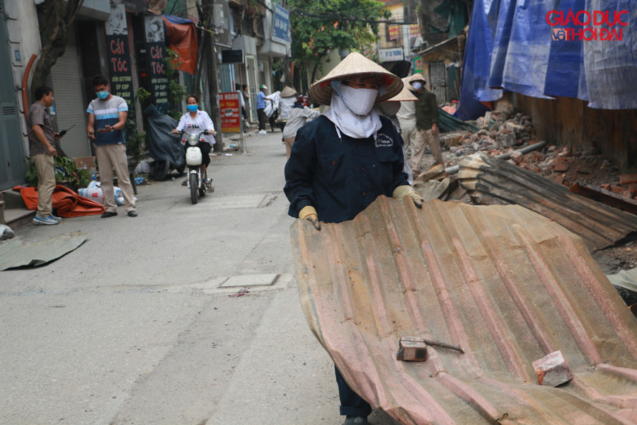 Nhiều công nhân của công ty đang thu dọn những tấm tôn lớn trong chiều ngày hôm nay.