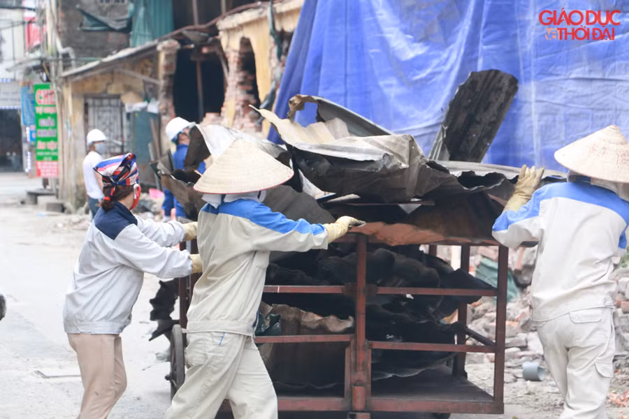 Những gì còn sót lại là gạch vữa, sắt thép và những miếng tôn bị biến dạng do đám cháy.