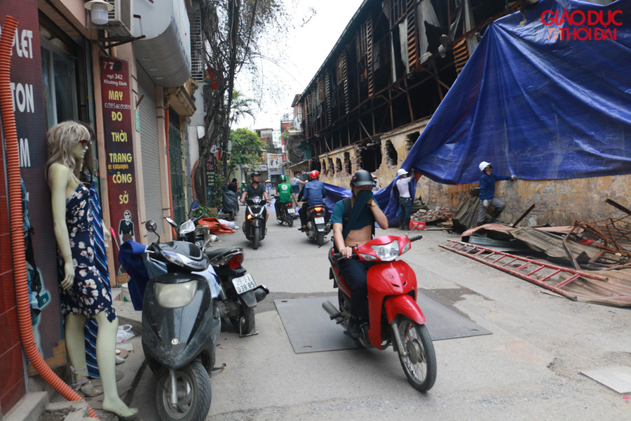 Một tuần sau vụ cháy, tại xung quanh khu vực công ty Rạng Đông mùi khó chịu vẫn còn.