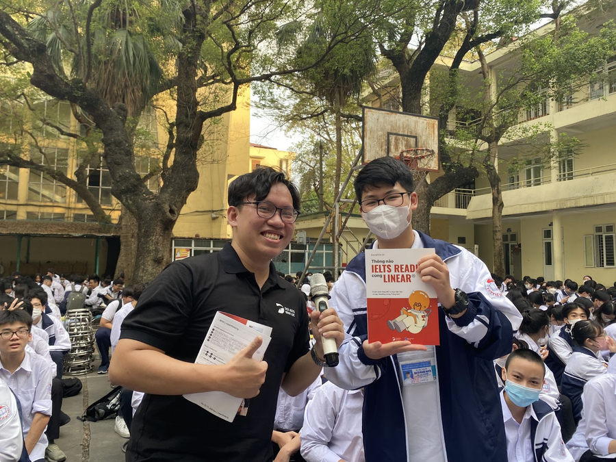 Giảng viên Trần Đức Quân (bên trái) giao lưu cùng các em HS trường THPT Lê Quý Đôn, Hà Đông, Hà Nội.