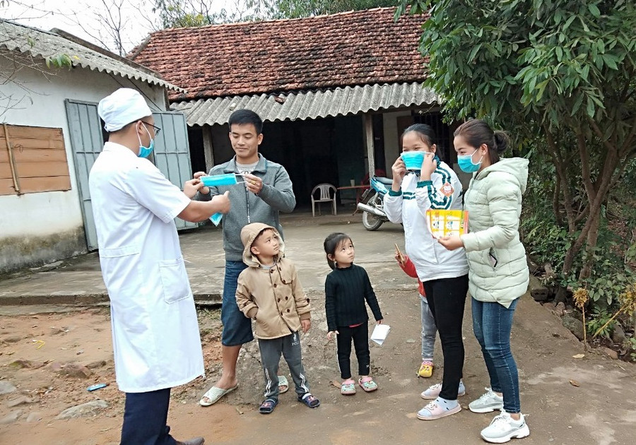 Các thầy cô giáo đên tận nhà để hướng dẫn phụ huynh và học sinh Các thầy cô giáo đên tận nhà để hướng dẫn phụ huynh và học sinh