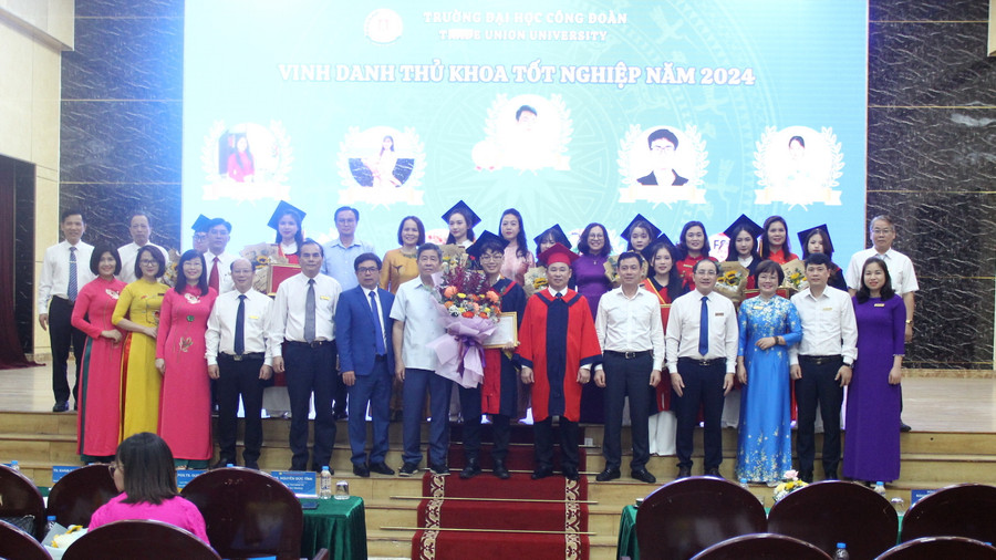 PGS.TS Lê Mạnh Hùng và đại diện lãnh đạo các khoa chúc mừng các thủ khoa tốt nghiệp ngành đào tạo.