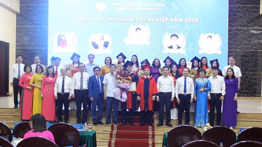 PGS.TS Lê Mạnh Hùng và đại diện lãnh đạo các khoa chúc mừng các thủ khoa tốt nghiệp ngành đào tạo.