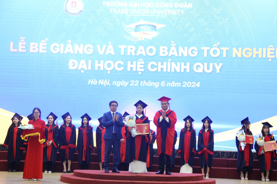 TS Nguyễn Đức Tĩnh – Phó Hiệu trưởng Trường ĐH Công đoàn trao bằng tốt nghiệp cho sinh viên giỏi toàn khóa.