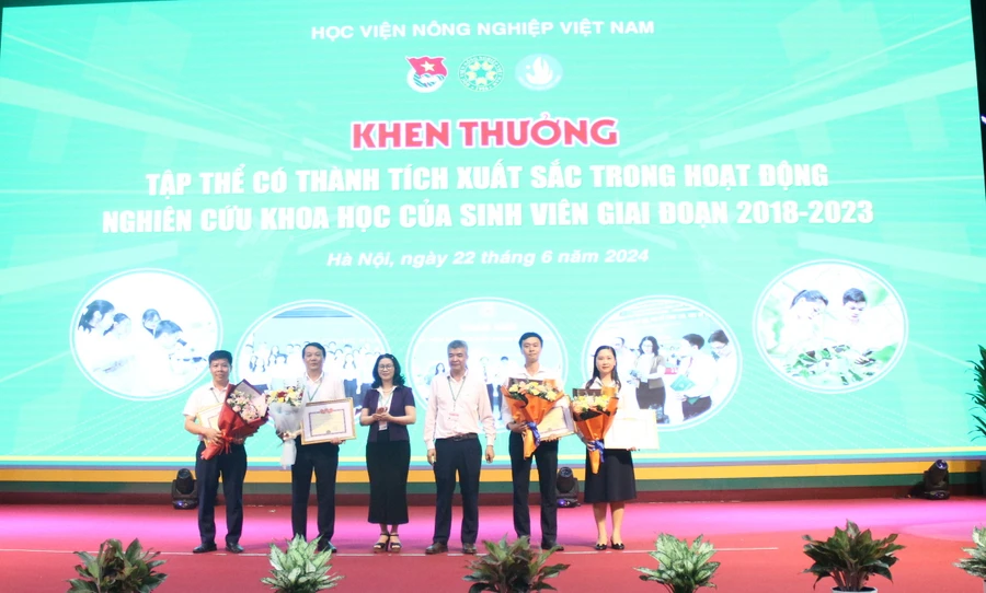 Lãnh đạo Học viện Nông nghiệp Việt Nam tặng hoa cho các tập thể có thành tích xuất sắc trong hoạt động nghiên cứu khoa học của sinh viên giai đoạn 2018 – 2023.