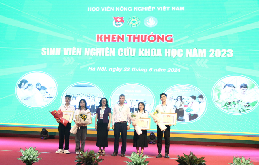Nhiều sinh viên được vinh danh khen thưởng vì có thành tích trong nghiên cứu khoa học. Nhiều sinh viên được vinh danh khen thưởng vì có thành tích trong nghiên cứu khoa học.