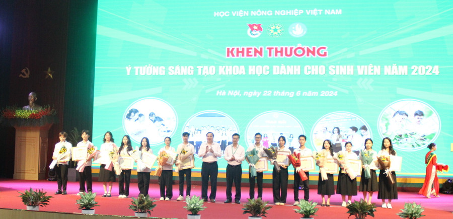 Đại diện Ban giám đốc Học viện Nông nghiệp Việt Nam trao giấy khen và tặng hoa, chúc mừng cho sinh viên có ý tưởng sáng tạo khoa học. Đại diện Ban giám đốc Học viện Nông nghiệp Việt Nam trao giấy khen và tặng hoa, chúc mừng cho sinh viên có ý tưởng sáng tạo khoa học.