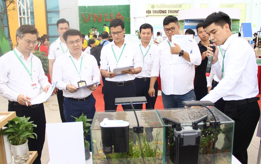 Ban Giám khảo chấm điểm các sản phẩm tại “Triển lãm Khoa học và Công nghệ của sinh viên Học viện” năm 2024. Ban Giám khảo chấm điểm các sản phẩm tại “Triển lãm Khoa học và Công nghệ của sinh viên Học viện” năm 2024.