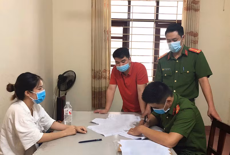 Đối tượng Đặng Thị Thùy Linh làm việc với cơ quan chức năng. Ảnh: Công an Lạng Sơn.