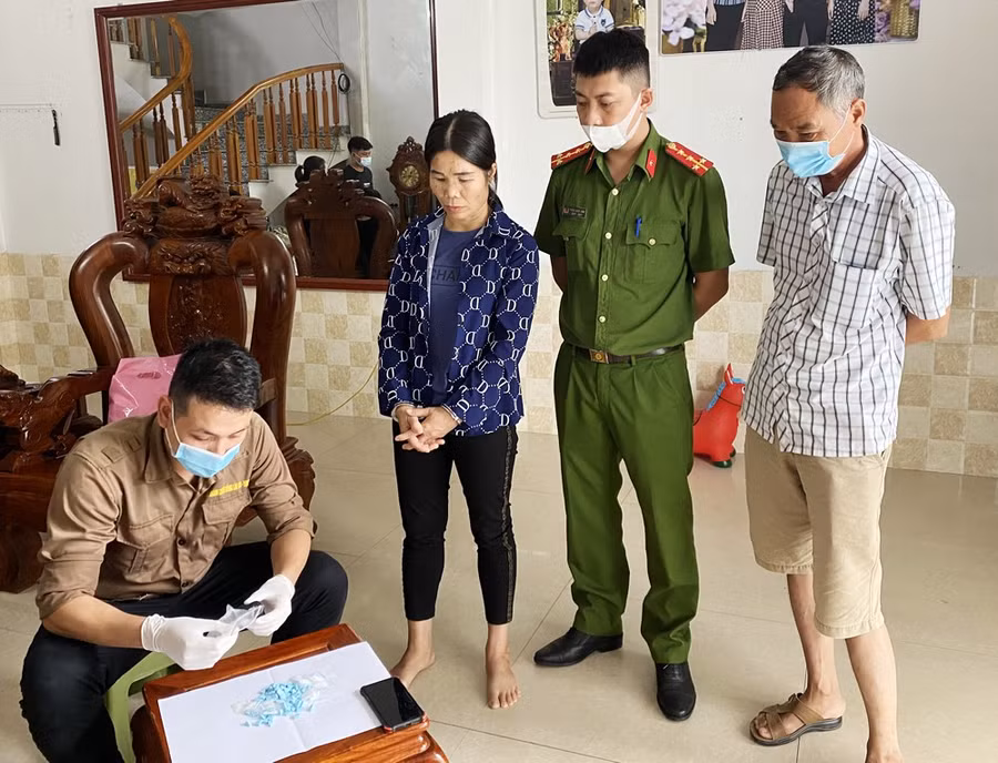 Cơ quan chức năng bắt và khám xét nơi ở đối tượng Nông Thị Điện. Ảnh: Công an Lào Cai.