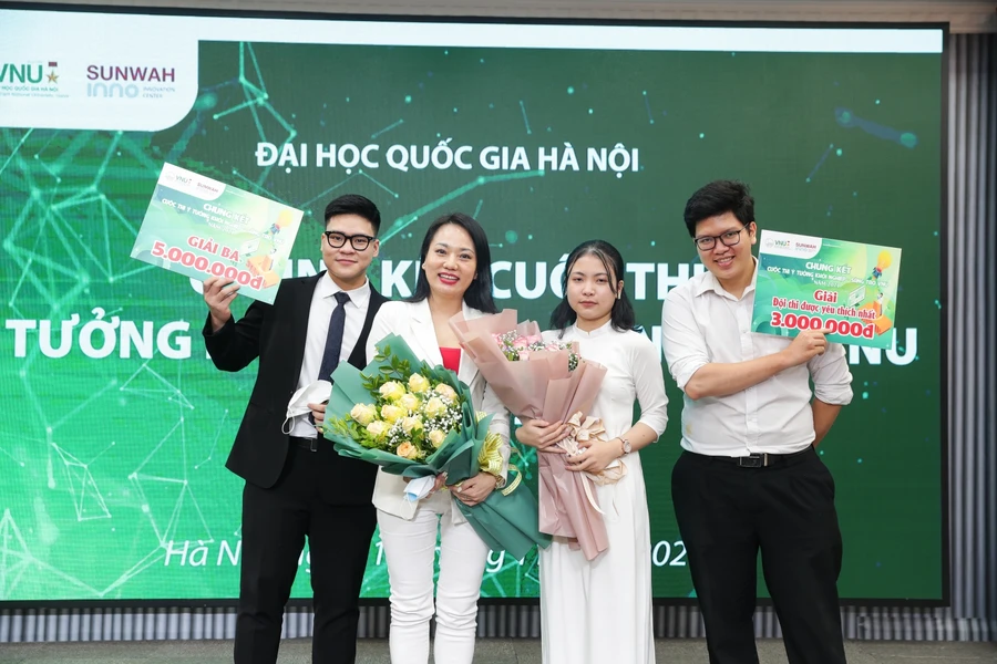 Niềm vui của các tác giả đoạt giải.